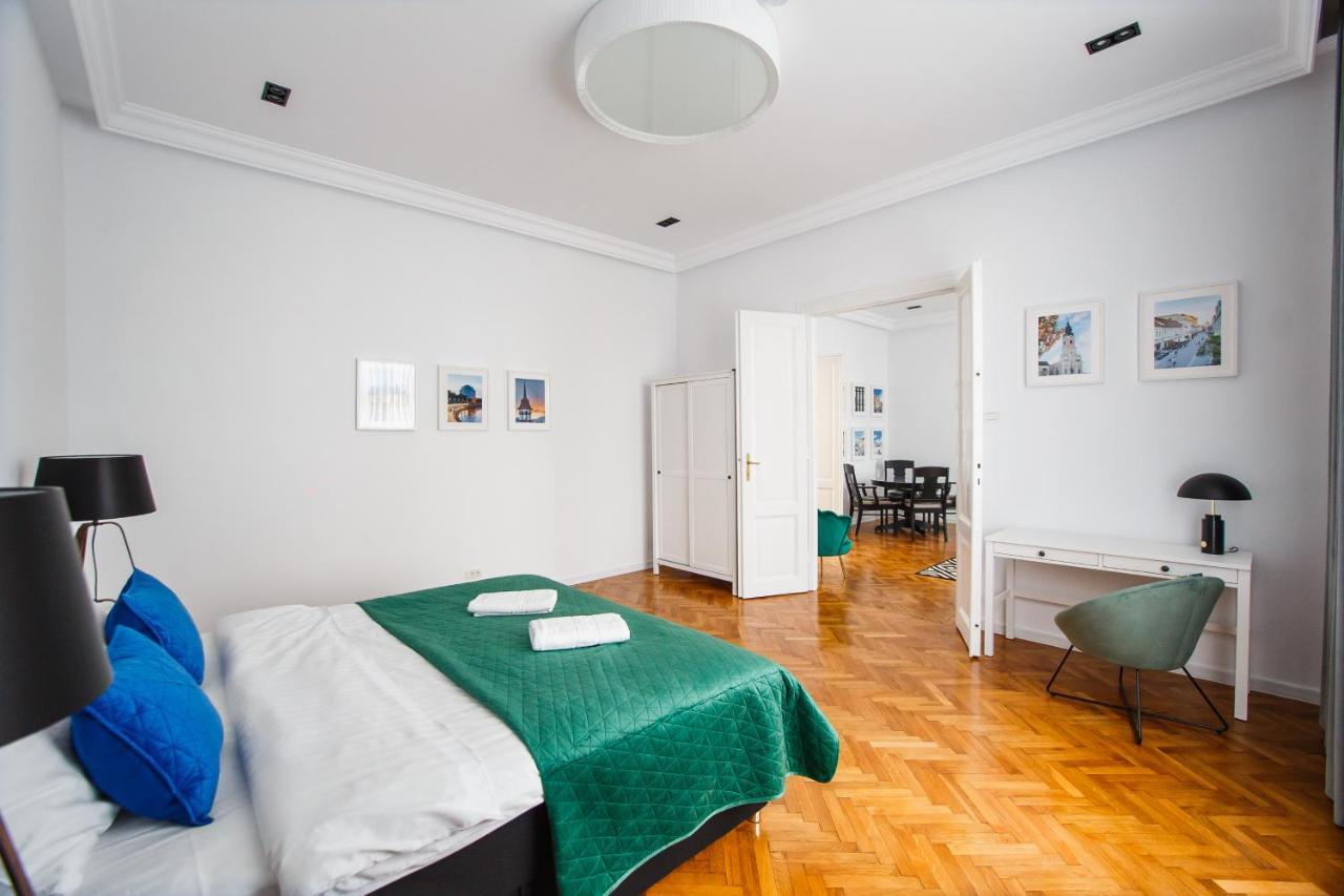 Spacious Riverviews Apartment Near Piata Unirii Орадеа Екстериор снимка